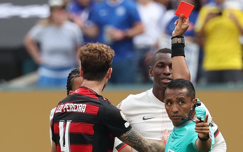 Nicolas Jackson foi expulso contra o Flamengo (Foto: FRANCK FIFE / AFP)