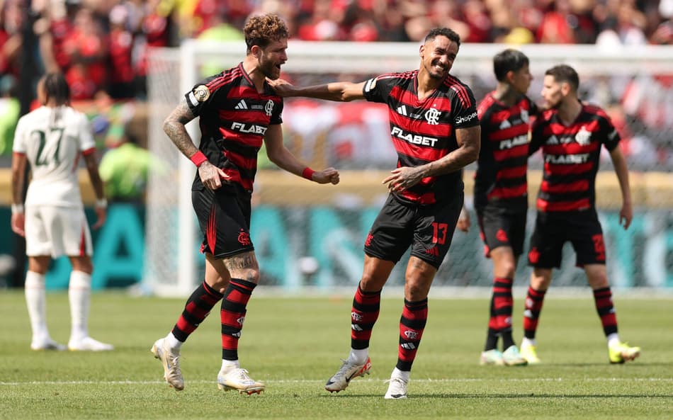 Flamengo comemora gol diante do Chelsea (Foto: CHARLY TRIBALLEAU / AFP)
