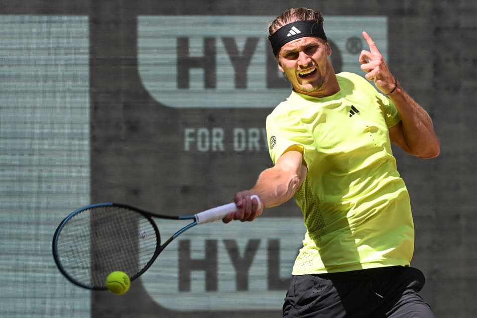 Principal favorito, o anfitrião Alexander Zverev devolve a bola contra o russo Daniil Medvedev em Halle, na Alemanha