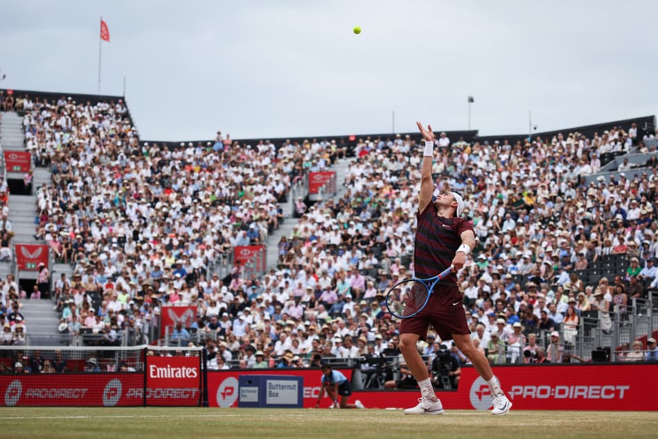 A quadra central de Londres lotada para a semifinal entre o anfitrião Jack Draper e o tcheco Jiri Lehecka (Foto: Adrian Dennis / AFP)