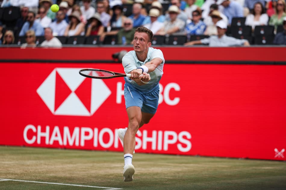 O backhand do tcheco Jiri Lehecka (Foto: Adrian Dennis / AFP)