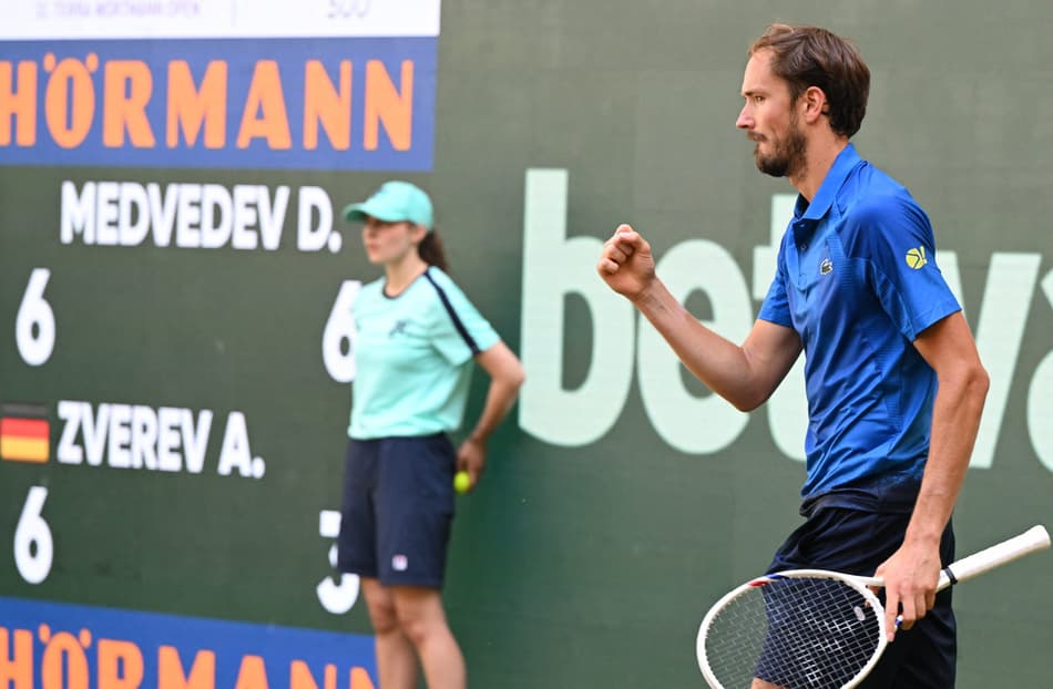 O russo Daniil Medvedev comemora após vencer o primeiro set contra o alemão Alexander Zverev