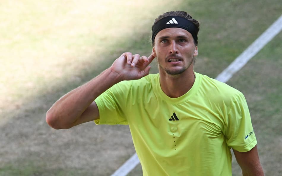 Alexander Zverev chama a torcida após salvar match-point e vencer o segundo set contra Daniil Medvedev