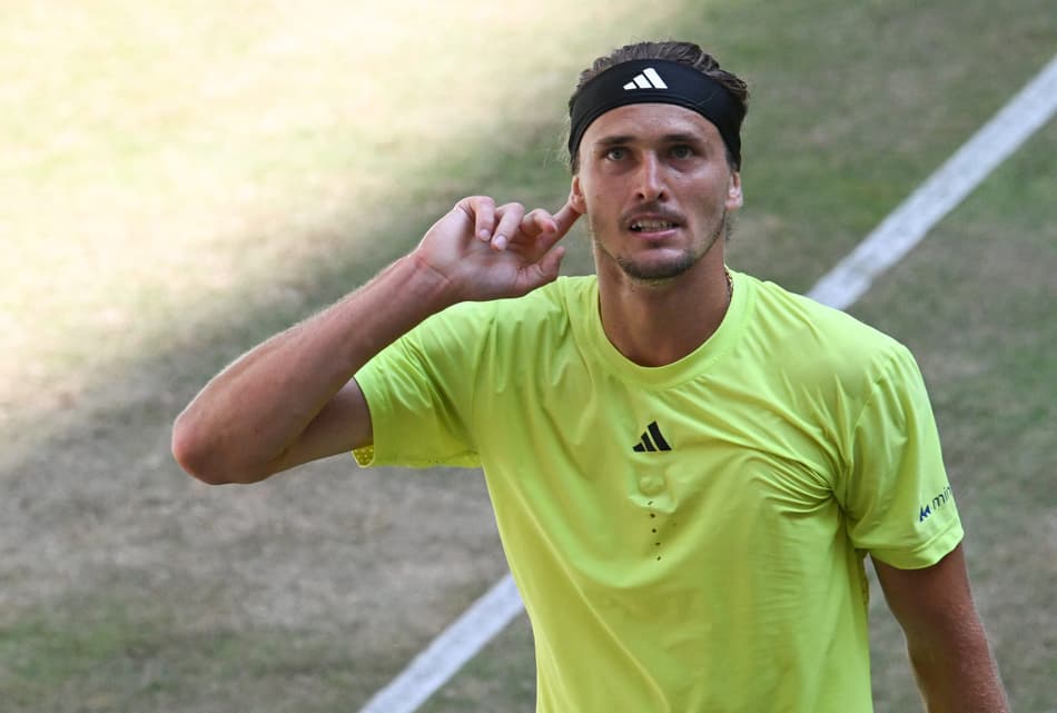 Alexander Zverev chama a torcida após salvar match-point e vencer o segundo set contra Daniil Medvedev