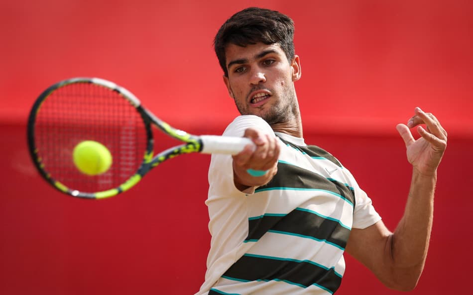 O espanhol Carlos Alcaraz na vitória sobre o compatriota Roberto Bautista-Agut (Photo by Adrian Dennis / AFP)