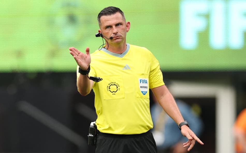 Michael Oliver é um dos árbitros renomados do Mundial de Clubes (Foto: Charly Triballeau/AFP)