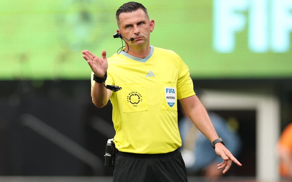 Michael Oliver é um dos árbitros renomados do Mundial de Clubes (Foto: Charly Triballeau/AFP)