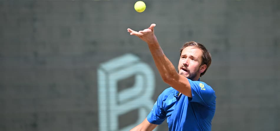 O russo Daniil Medvedev havia vencido as seis primeiras partidas contra o cazaque Alexander Bublik (Photo by CARMEN JASPERSEN / AFP)