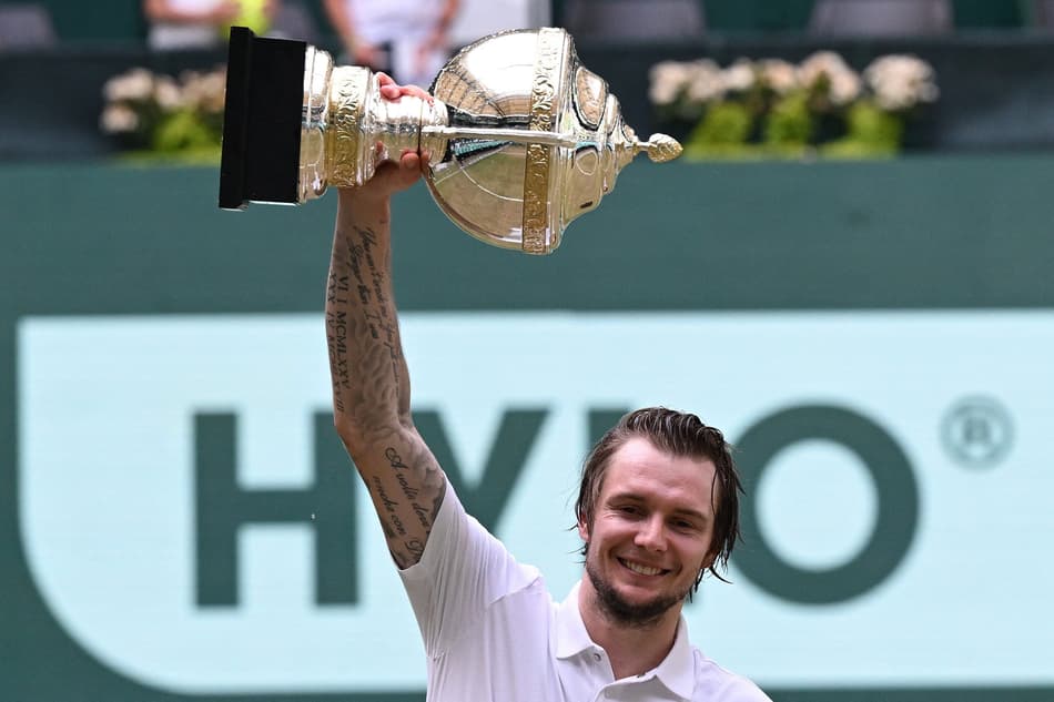 A felicidade de Alexander Bublik com o troféu de Halle (Foto: CARMEN JASPERSEN / AFP)