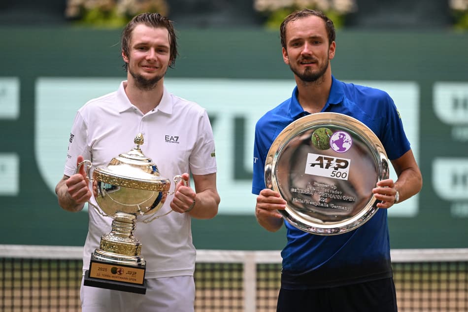 O cazaque Alexander Bublik (e) e o russo Daniil Medvedev na premiação de Halle (Foto: CARMEN JASPERSEN / AFP)