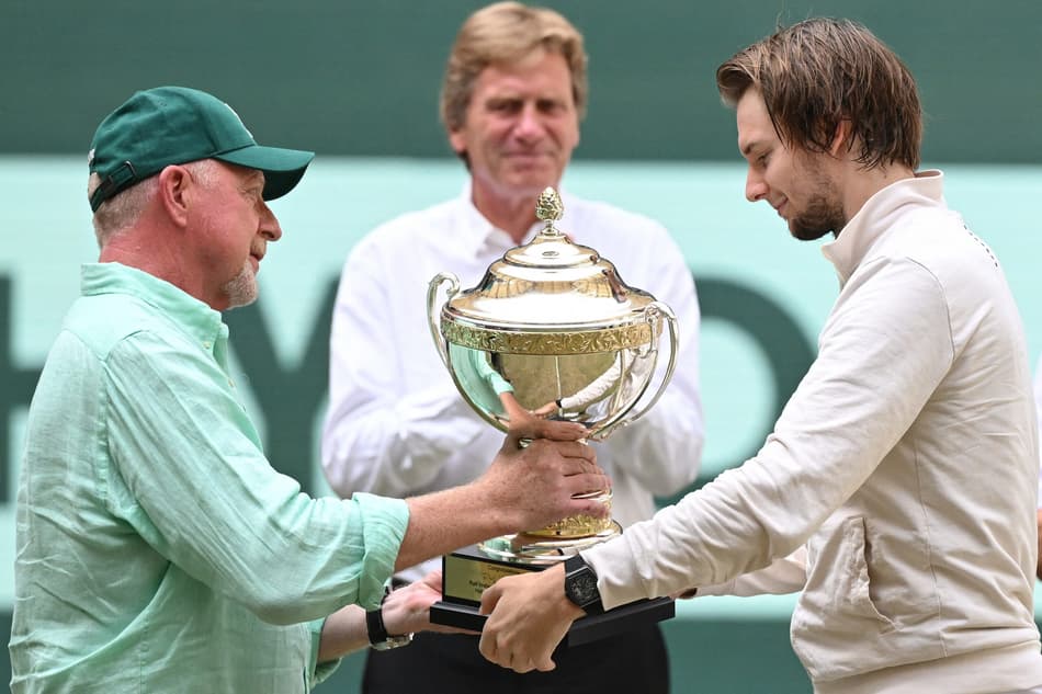 Ídolo do tênis alemão, Boris Becker entregou o troféu a Alexander Bublik em Halle (Foto: CARMEN JASPERSEN / AFP)