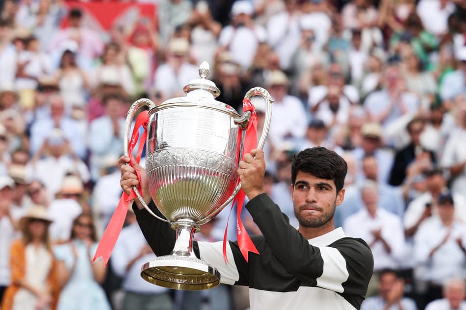Carlos Alcaraz repete o feito de 2023 e ergue o troféu de Londres (Foto: Adrian Dennis / AFP)