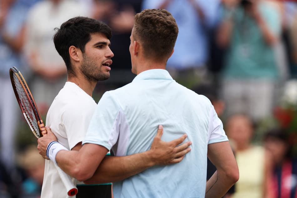 O espanhol Carlos Alcaraz é abraçado pelo tcheco Jiri Lehecka após o novo título em Londres (Foto: Adrian Dennis / AFP)