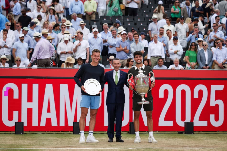 O espanhol Carlos Alcaraz e o tcheco Jiri Lehecka (na premiação em Londres