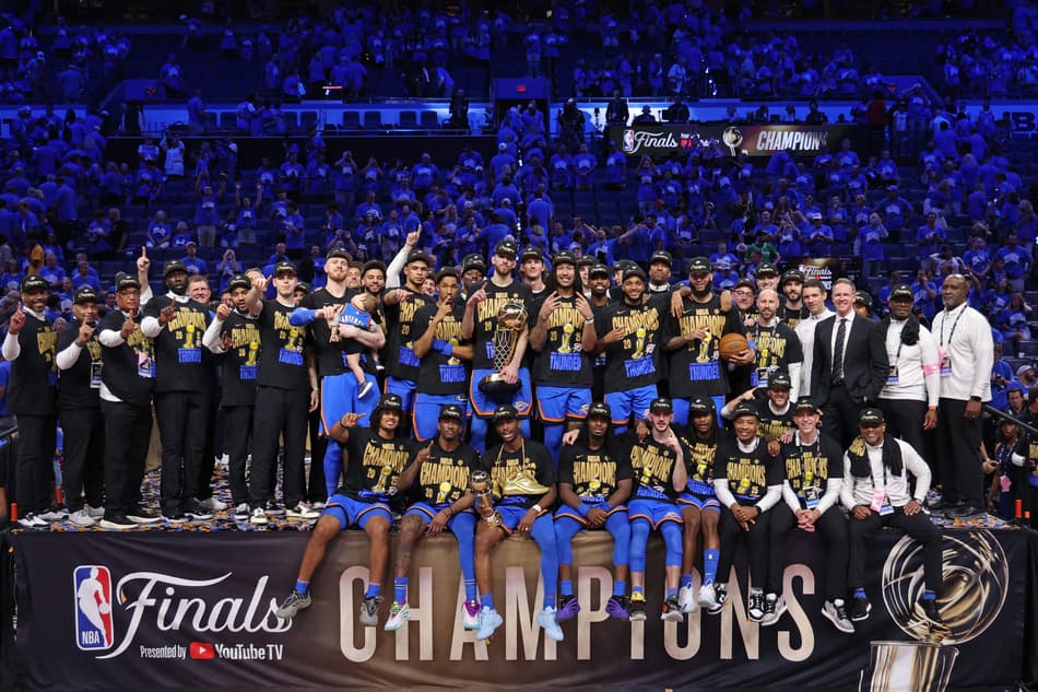 Oklahoma City Thunder posa para foto de campeão da NBA após jogo 7 contra Indiana Pacers (Foto: Joe Murphy/NBAE via Getty Images/AFP)