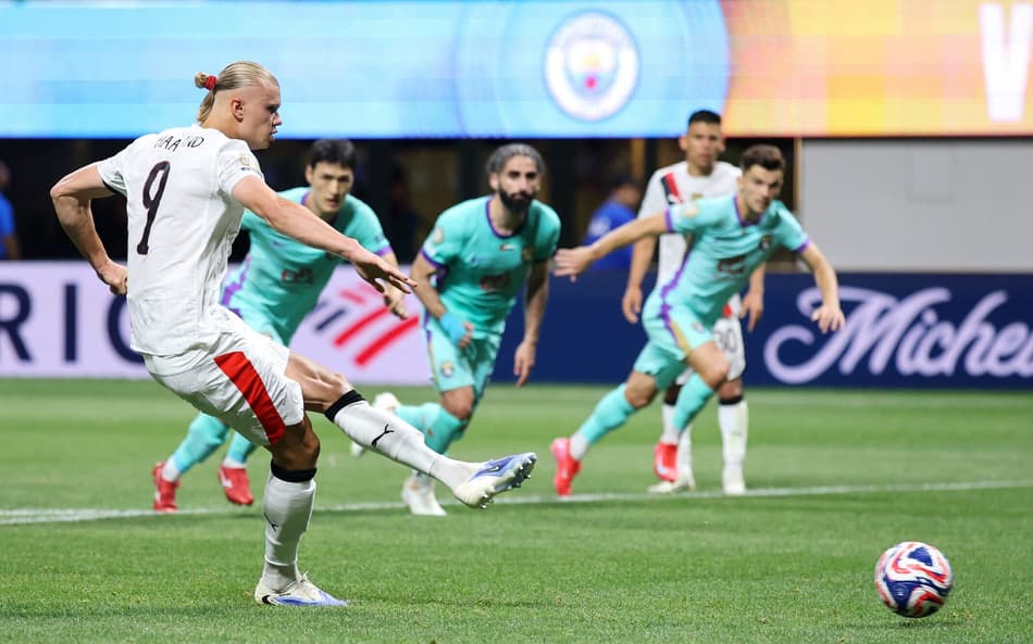 Haaland marca de pênalti contra o Al Ain (Foto: ALEX GRIMM / GETTY IMAGES NORTH AMERICA / Getty Images via AFP)