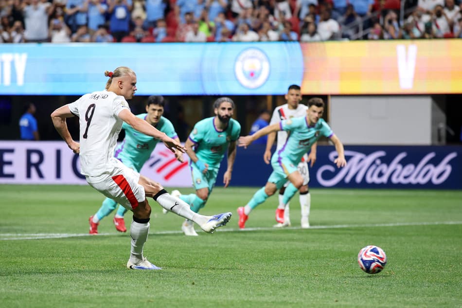 Haaland marca de pênalti contra o Al Ain (Foto: ALEX GRIMM / GETTY IMAGES NORTH AMERICA / Getty Images via AFP)