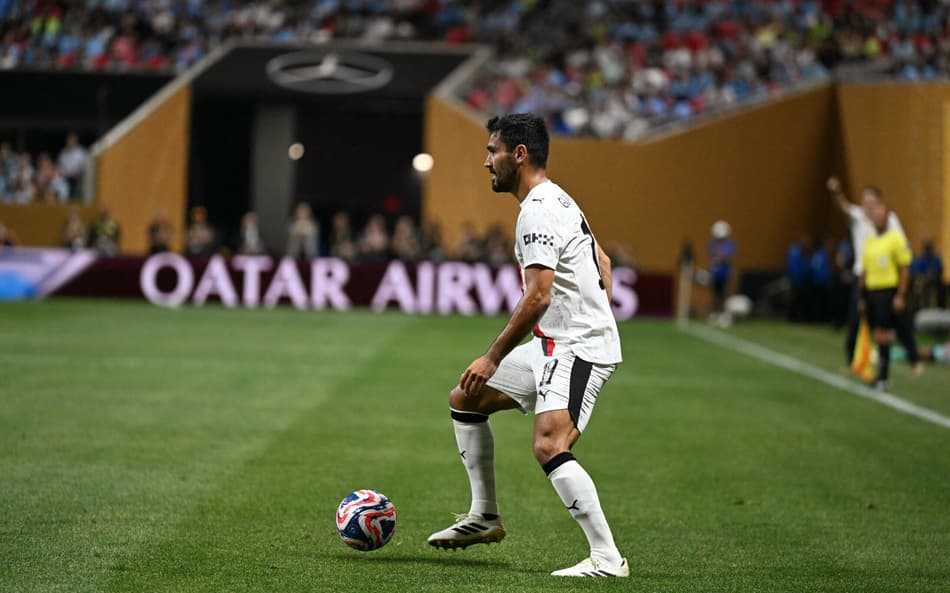 Gundogan em ação na vitória do Manchester City pelo Mundial (Foto: Chandan Khanna / AFP)