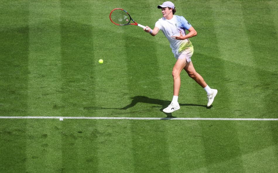 João Fonseca na estreia em Eastbourne contra o belga Zizou Bergs (Foto: Adrian Dennis / AFP)