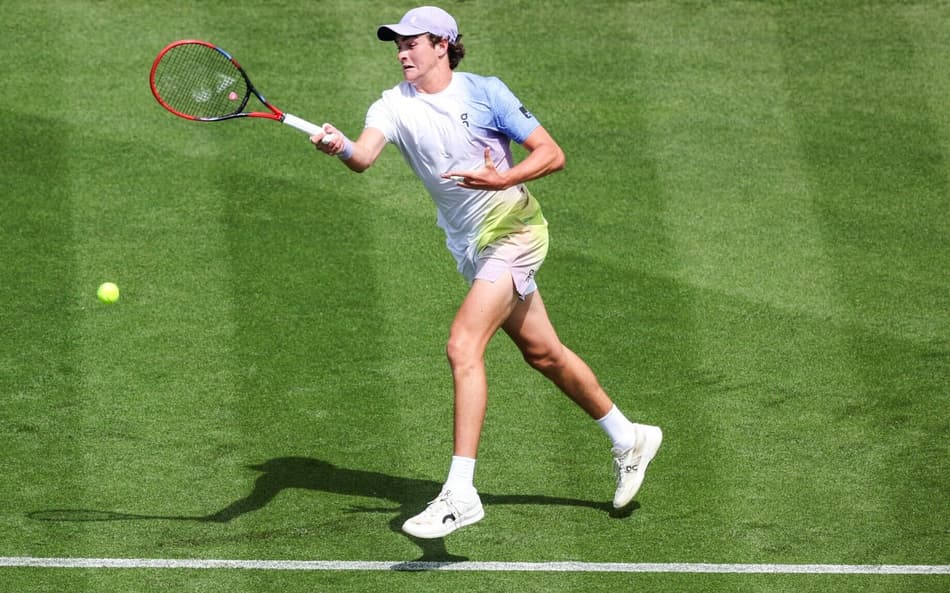 João Fonseca na estreia em Eastbourne contra o belga Zizou Bergs (Foto: Adrian Dennis / AFP)