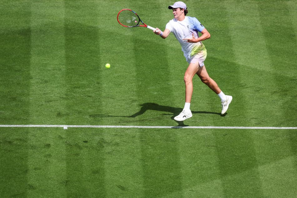 João Fonseca na estreia em Eastbourne contra o belga Zizou Bergs (Foto: Adrian Dennis / AFP)