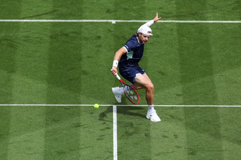 O belga Zizou Bergs acerta o backhand na partida contra o brasilleiro João Fonseca em Eastbourne (Foto: Adrian Dennis / AFP)