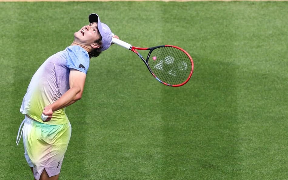 João Fonseca saca na partida contra o belga Zizou Bergs em Eastbourne (Foto: Adrian Dennis / AFP)