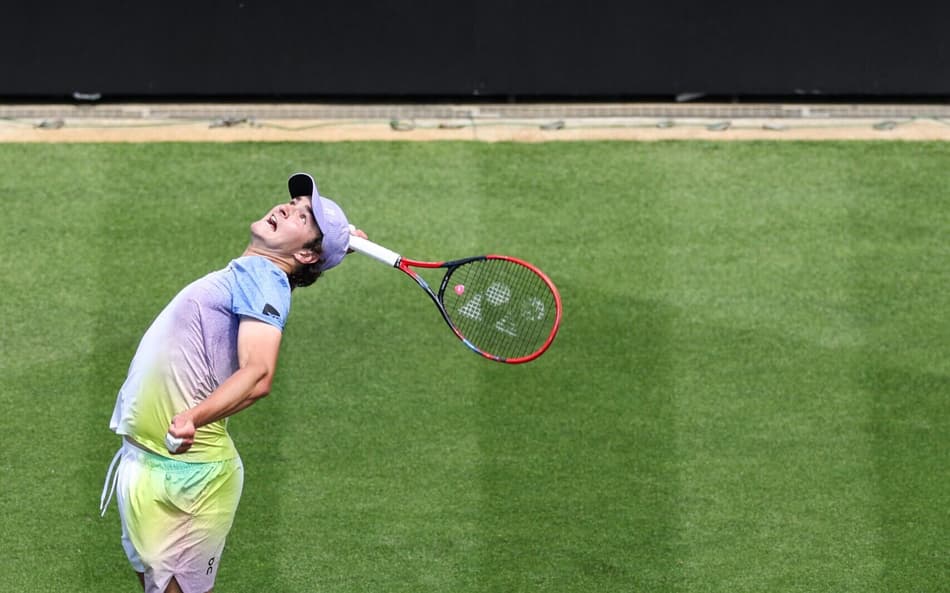 João Fonseca saca na partida contra o belga Zizou Bergs em Eastbourne (Foto: Adrian Dennis / AFP)