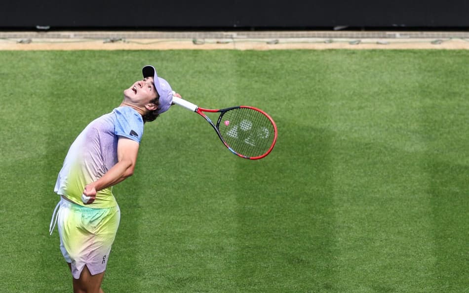 João Fonseca saca na partida contra o belga Zizou Bergs em Eastbourne (Foto: Adrian Dennis / AFP)