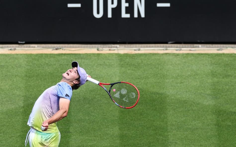 João Fonseca saca na partida contra o belga Zizou Bergs em Eastbourne (Foto: Adrian Dennis / AFP)