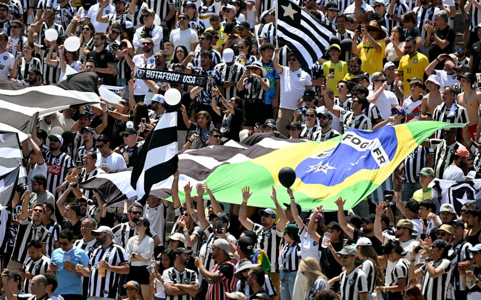 Torcida do Botafogo no Rose Bowl (Foto: Yuri Cortez/AFP)