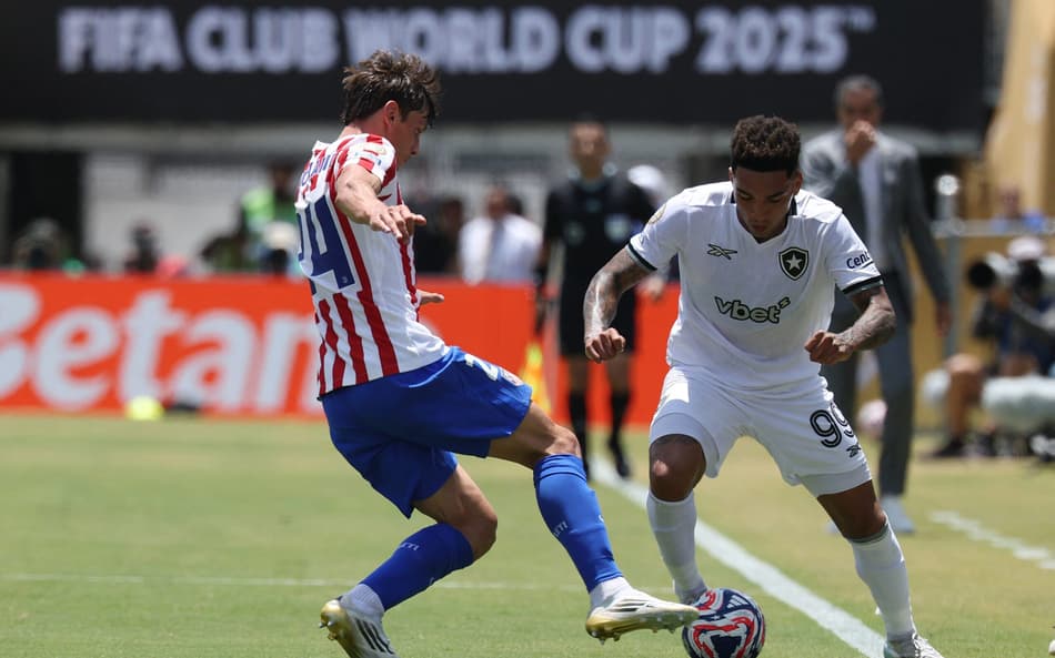 Igor Jesus em ação pelo Botafogo contra o Atlético de Madrid (Foto: Patrick T. Fallon / AFP)