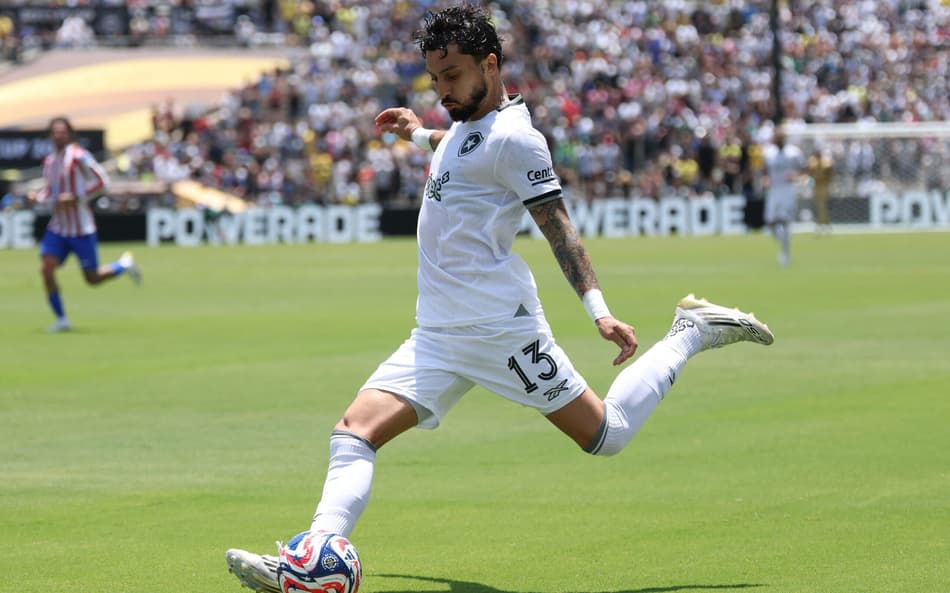Alex Telles em ação na derrota do Botafogo para o Atlético de Madrid (Foto: Patrick T. Fallon / AFP)
