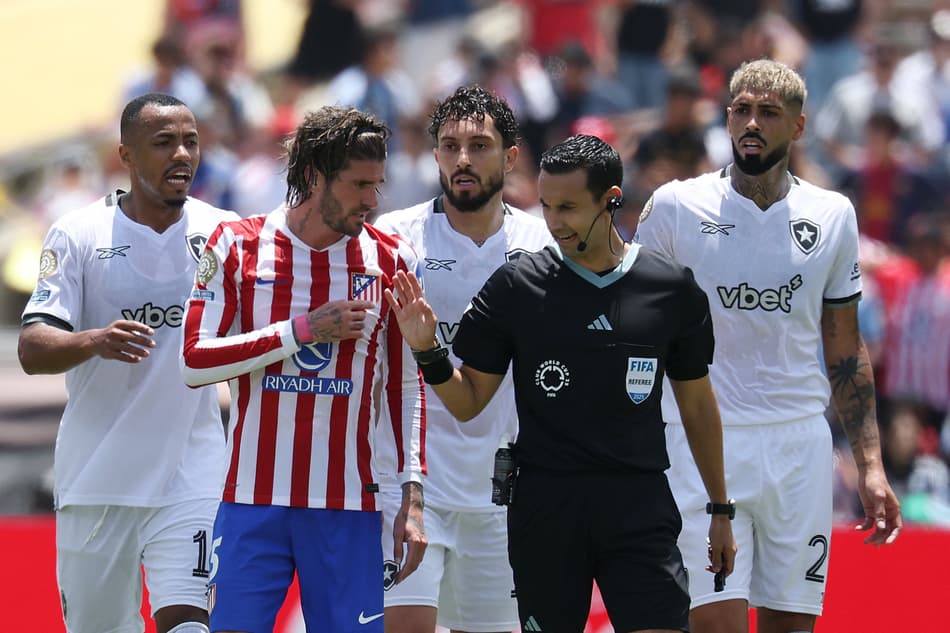 De Paul conversa com o árbitro na vitória do Atlético de Madrid sobre o Botafogo (Foto: Patrick T. Fallon / AFP)