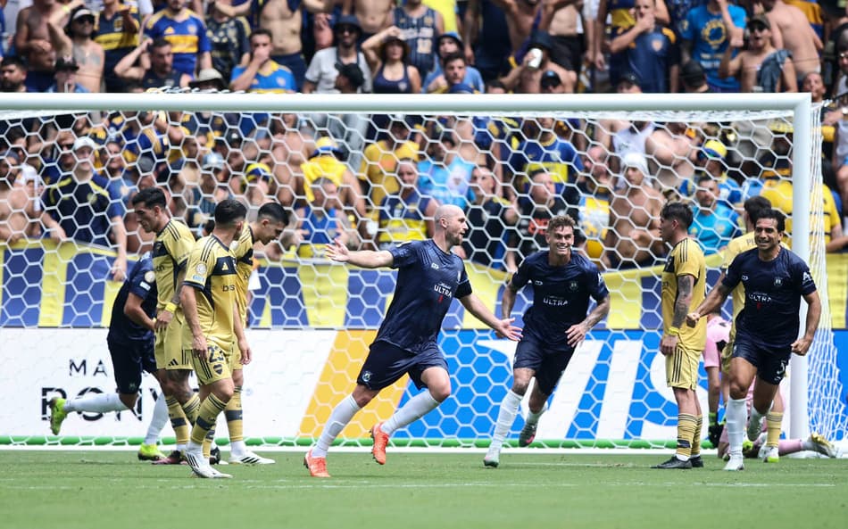 Christian Gray comemora gol do Auckland City sobre o Boca Juniors