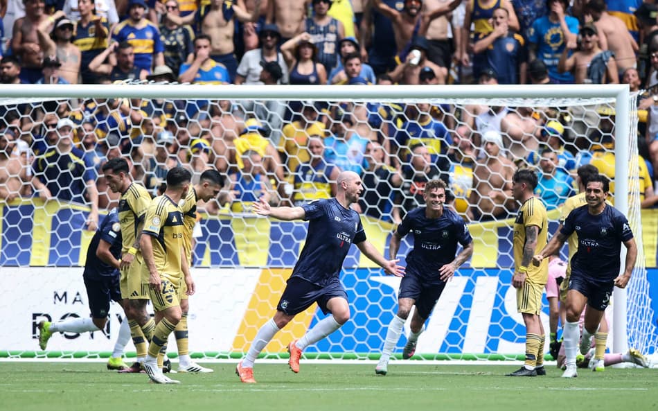 Christian Gray comemora gol do Auckland City sobre o Boca Juniors