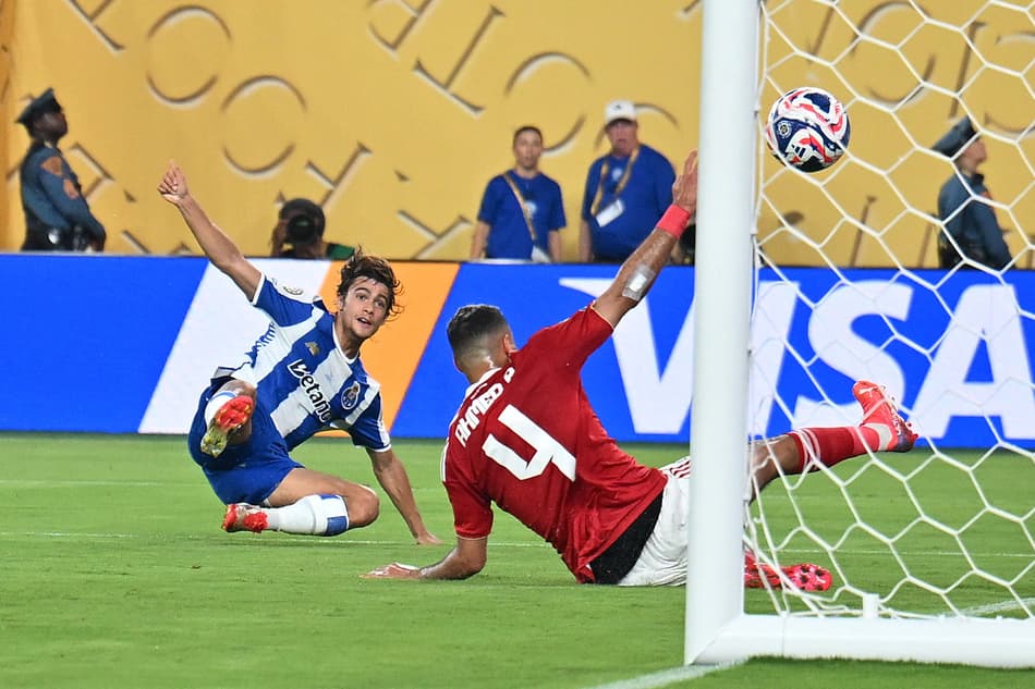 Rodrigo Mora marca um dos gols do Porto no empate com o Al Ahly (Foto: Angela Weiss / AFP)