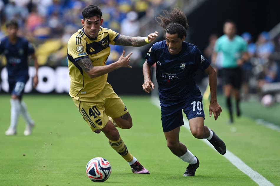 Lautaro Di Lollo disputa o lance em Boca Juniors x Auckland City (Foto: Federico PARRA / AFP)