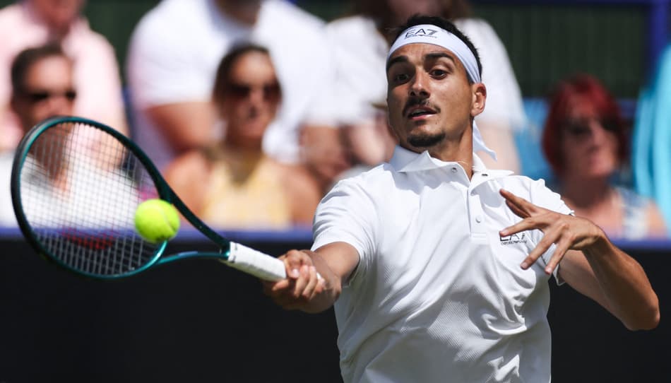 O italiano Lorenzo Sonego devolve de forehand na partida contra o francês Ugo Humbert (Photo by Adrian Dennis / AFP)