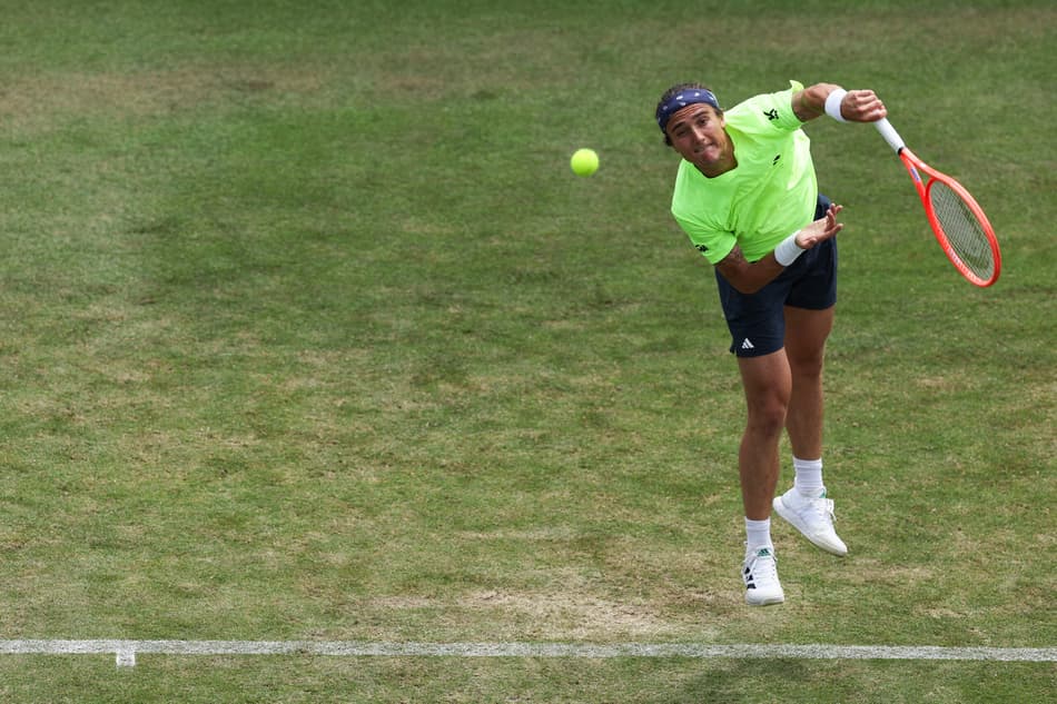 O italiano Mattia Bellucci saca na derrota para o anfitrião Billy Harris