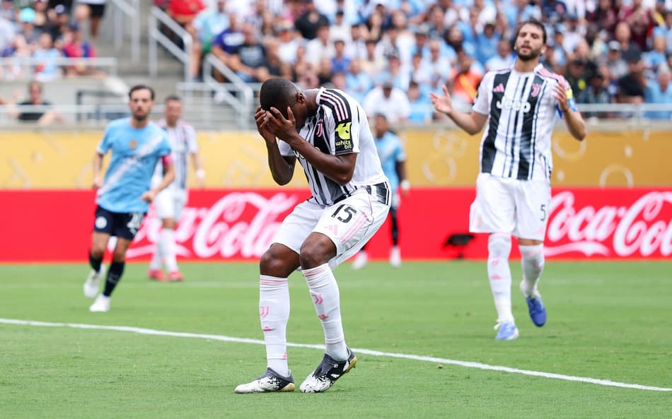 Kalulu lamenta gol contra feito no jogo entre Juventus e Manchester City (Foto: Dan Mullan / GETTY IMAGES NORTH AMERICA / Getty Images via AFP)