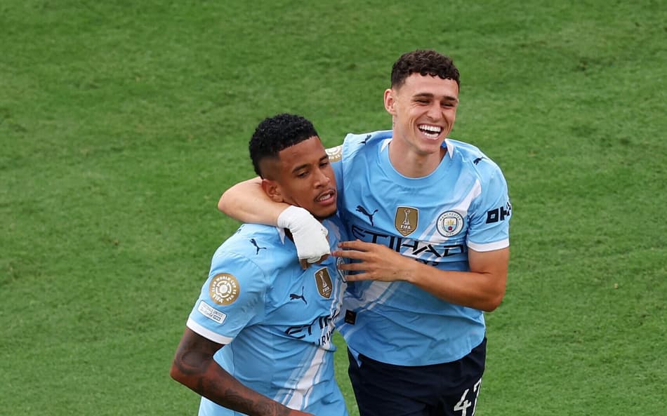 Savinho e Foden comemoram gol do Manchester City contra a Juventus (Foto: Megan Briggs / GETTY IMAGES NORTH AMERICA / Getty Images via AFP)