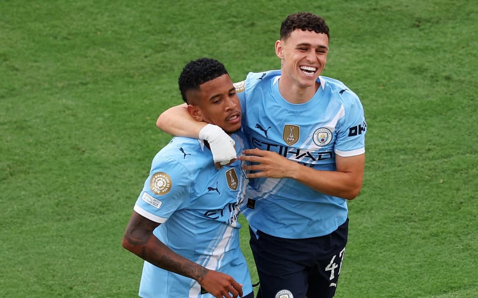 Savinho e Foden comemoram gol do Manchester City contra a Juventus (Foto: Megan Briggs / GETTY IMAGES NORTH AMERICA / Getty Images via AFP)