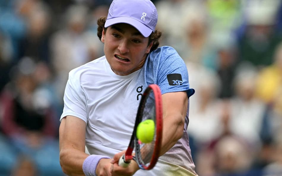 João Fonseca na derrota para Fritz em Eastbourne (Foto: Glyn KIRK / AFP)