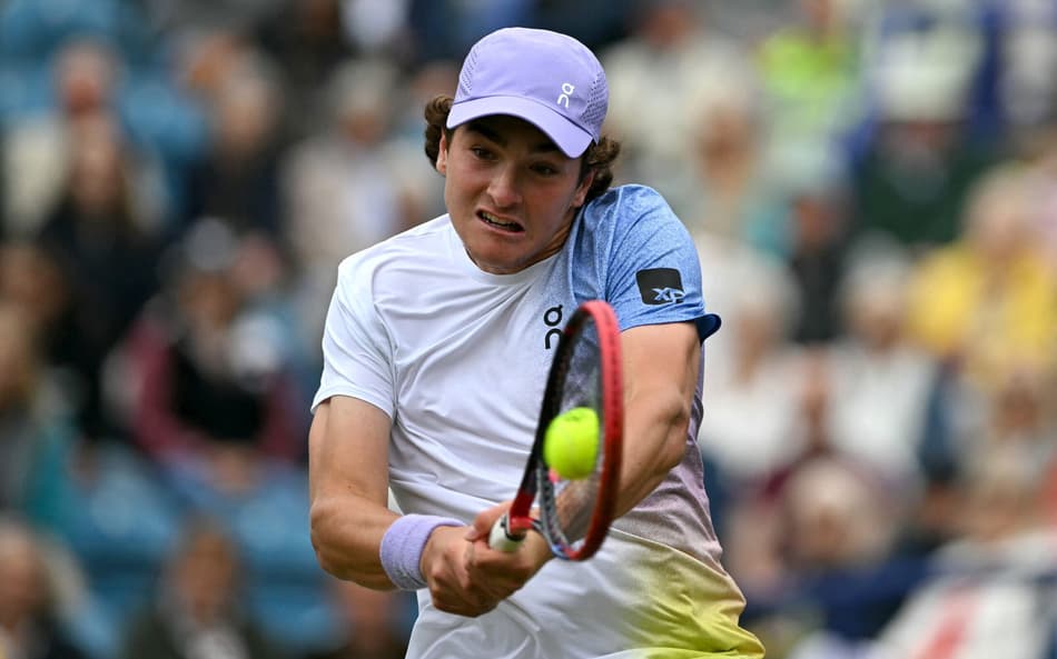João Fonseca na derrota para Fritz em Eastbourne (Foto: Glyn KIRK / AFP)