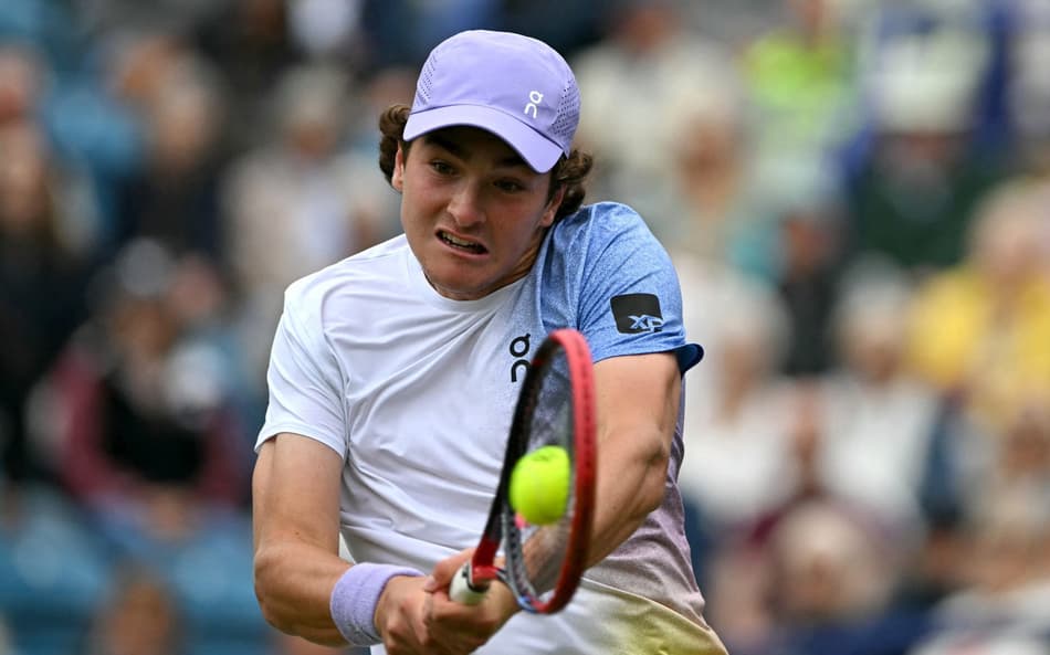 João Fonseca na derrota para Fritz em Eastbourne (Foto: Glyn KIRK / AFP)