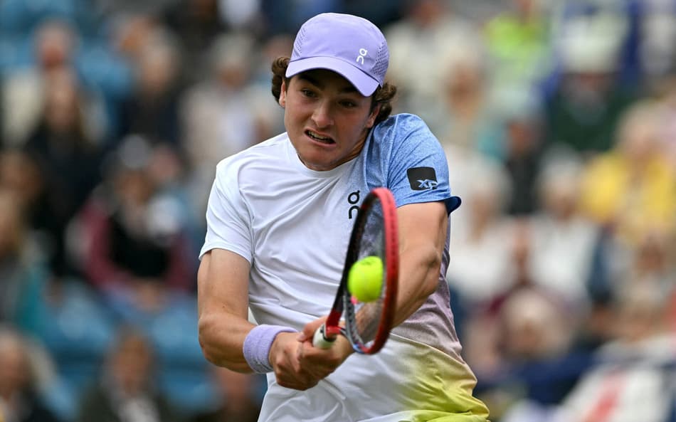 João Fonseca na derrota para Fritz em Eastbourne (Foto: Glyn KIRK / AFP)