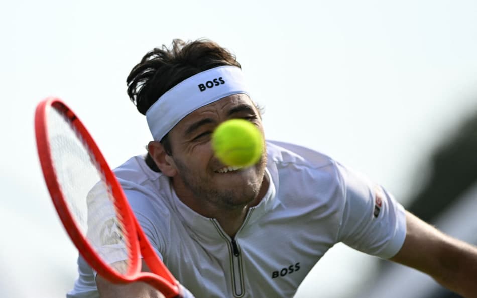 O americano Taylor Fritz na partica contra o compatriota Marcos Giron em Eastbourne (Foto: Glyn KIRK / AFP)