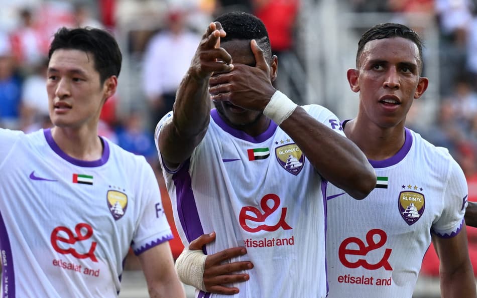 Laba Kodjo Fodoh comemora o gol de empate do Al Ain contra o Wydad Casablanca
