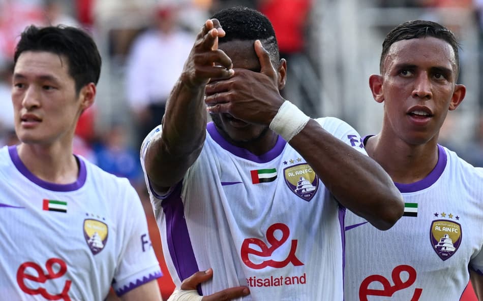 Laba Kodjo Fodoh comemora o gol de empate do Al Ain contra o Wydad Casablanca